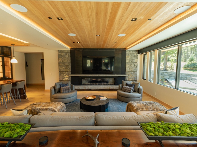NEW Snowy Owl Lux Retreat by the Gondola