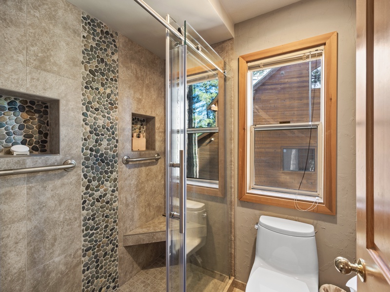 En suite bath w/stand up shower