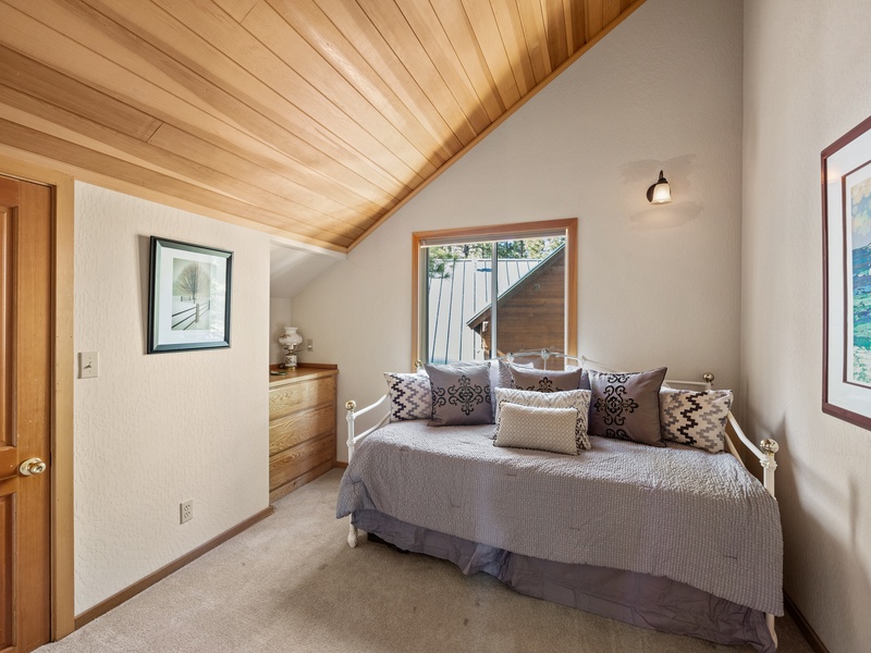 Upstairs bedroom #3 w/ twin/twin daybed trundle