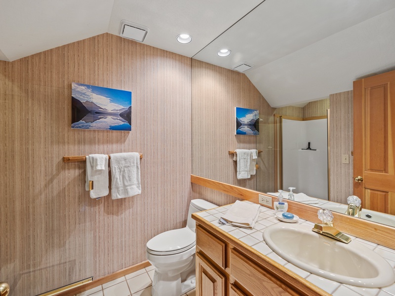 En suite bath with stand up shower