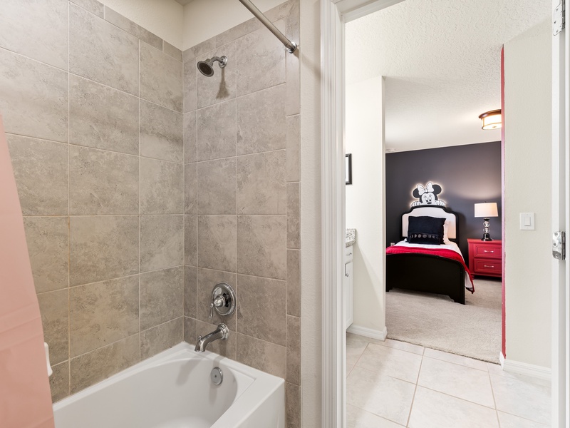 It also features a combo tub shower.