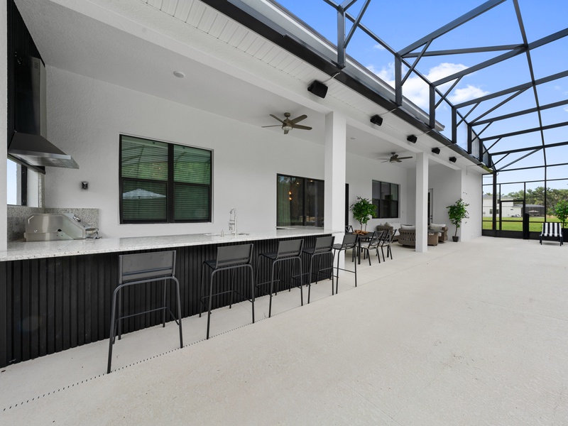 Our al fresco dining area features plenty of seating for you to enjoy meals, drinks, and quality time surrounded by fresh air and beautiful views.