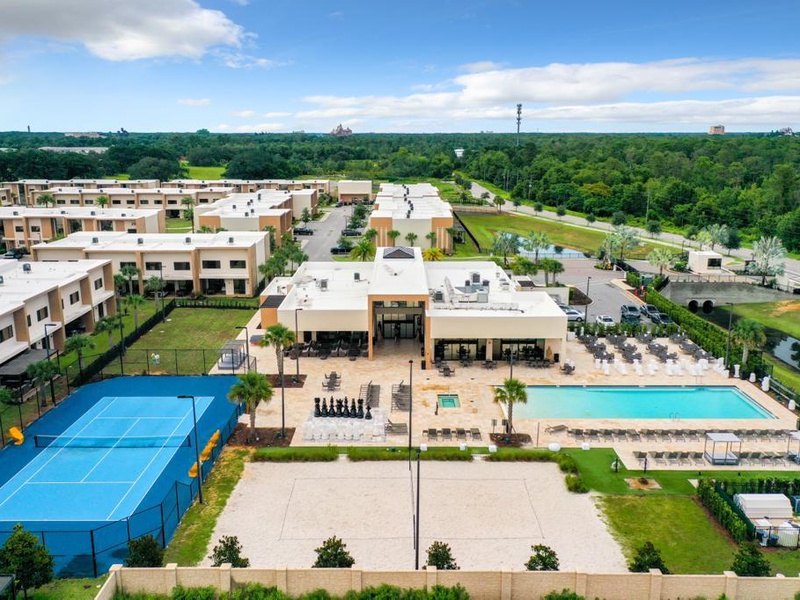 Please note that to use the resort facilities there is a daily resort fee of $107. The resort's restaurant is accessible to all guests.