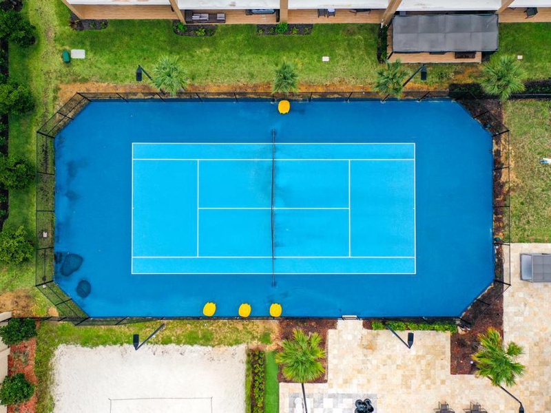 Please note that to use the resort facilities there is a daily resort fee of $107. The resort's restaurant is accessible to all guests.