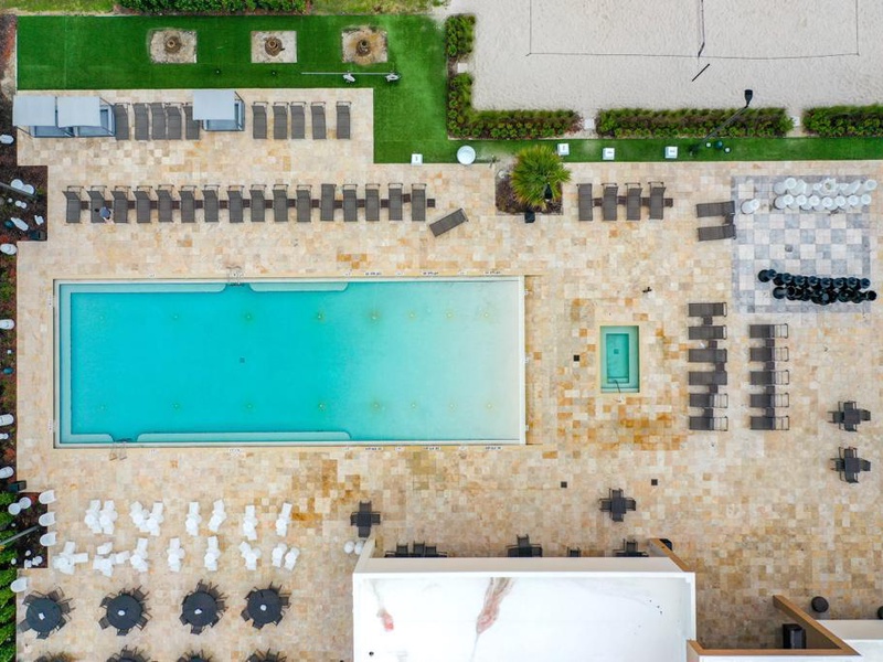 Please note that to use the resort facilities there is a daily resort fee of $107. The resort's restaurant is accessible to all guests.