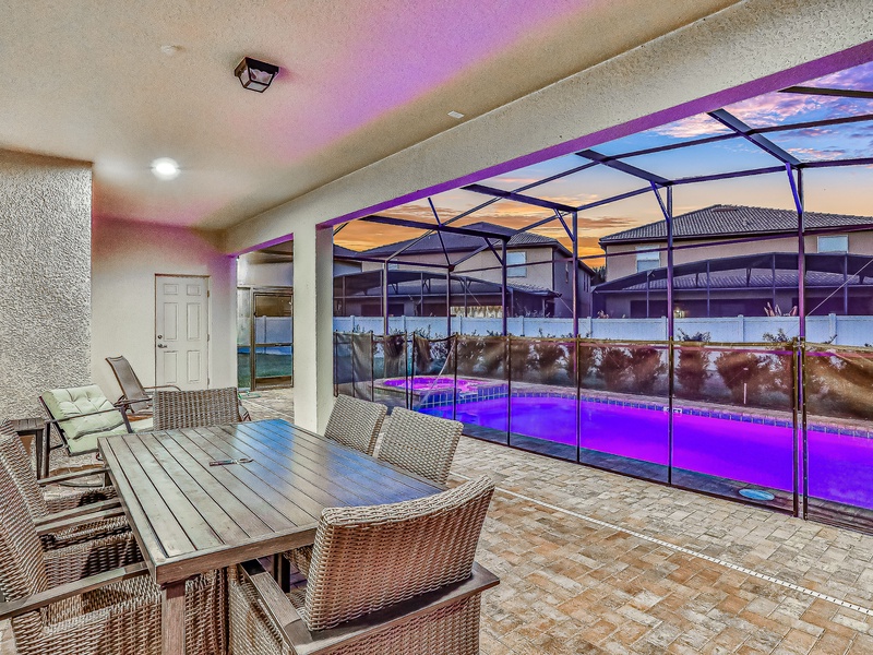 Dining area on private lanai