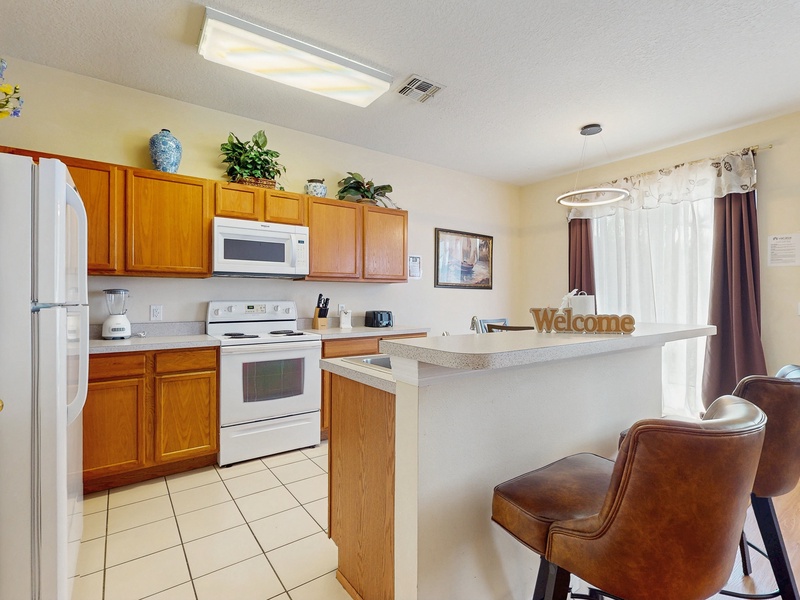 Fully equipped kitchen with breakfast bar