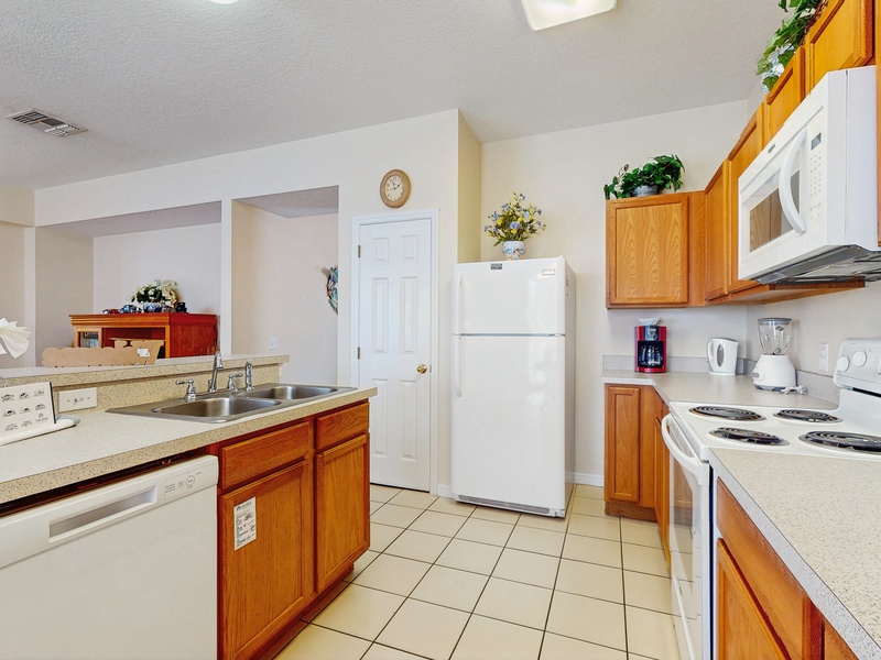 Fully equipped kitchen with breakfast bar
