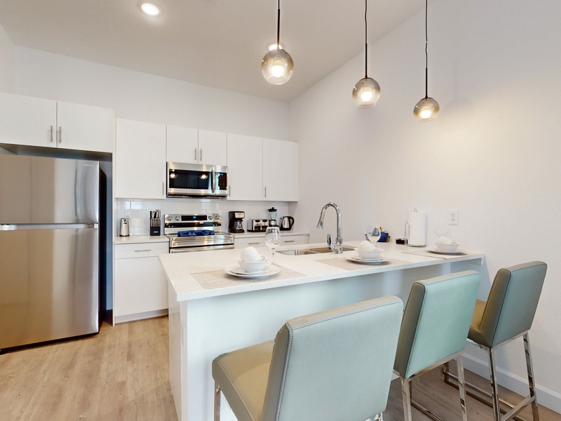 Fully-equipped kitchens with stainless steel appliances, with all you need to prepare meals for the day.