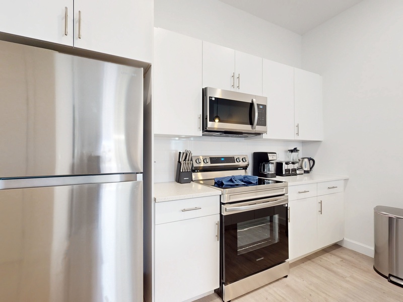 Fully-equipped kitchen with stainless steel appliances, with all you need to prepare meals for the day.