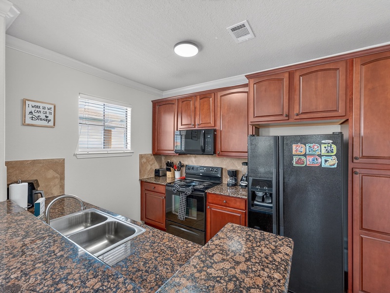 Fully equipped kitchen with all the necessary appliances to prepare your meals for the day.