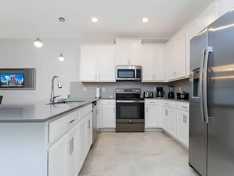 Modern fully-equipped kitchen with all the appliances you need to prepare your meals.