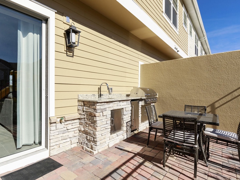 Enjoy a family barbecue in the Sunny State!