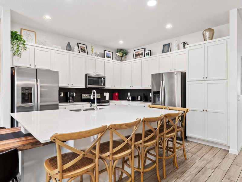 Fully-equipped kitchens with stainless steel appliances, with all you need to prepare meals for the day.