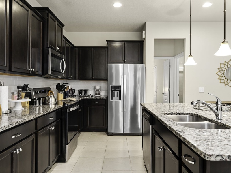 Fully equipped kitchen with all the essential appliances you need to prepare your meals.