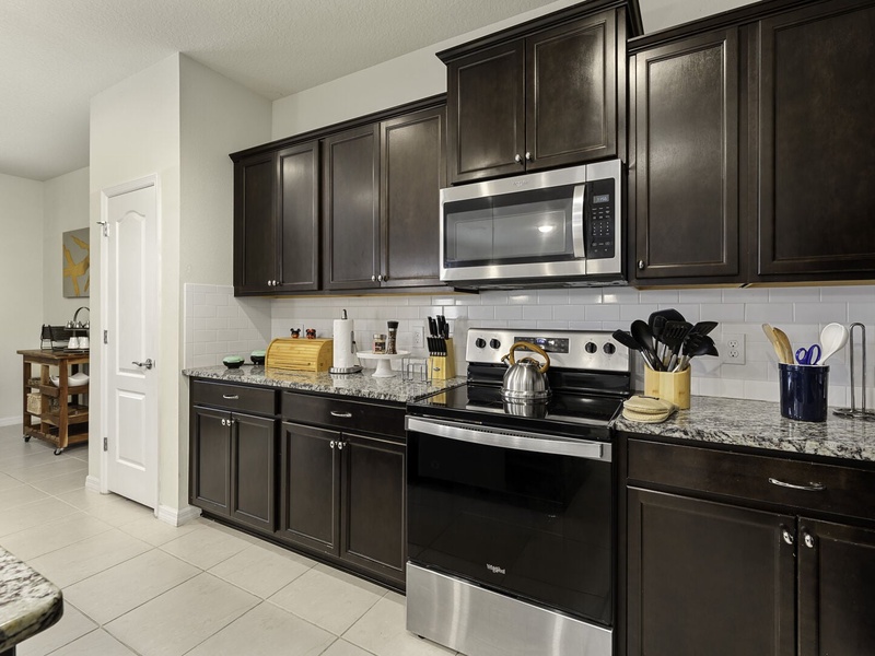 Fully equipped kitchen with all the essential appliances you need to prepare your meals.