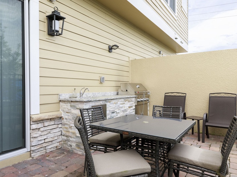 Enjoy a family barbecue in the Sunny State!