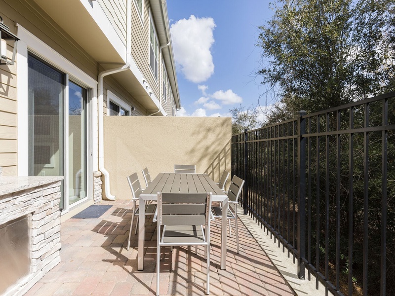 Enjoy a family barbecue in the Sunny State!