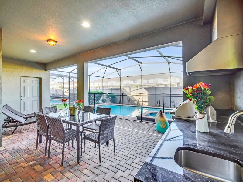Enjoy a family barbecue or a relaxing time in the private pool!