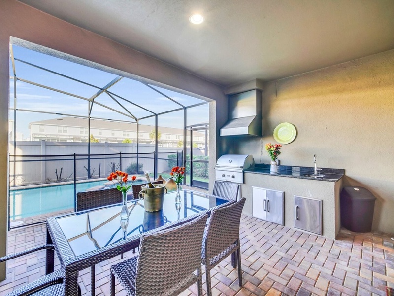 Enjoy a family barbecue or a relaxing time in the private pool!