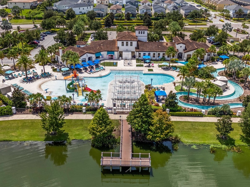 Windsor at Westside features a variety of resort-style amenities, including an expansive pool, lazy river, children's splash playground, fitness center, sports courts, and plenty of outdoor spaces for activities.