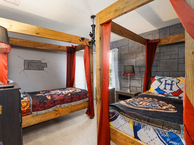 Fan of Harry Potter? Step into the magical world in this Hogwarts-themed room!