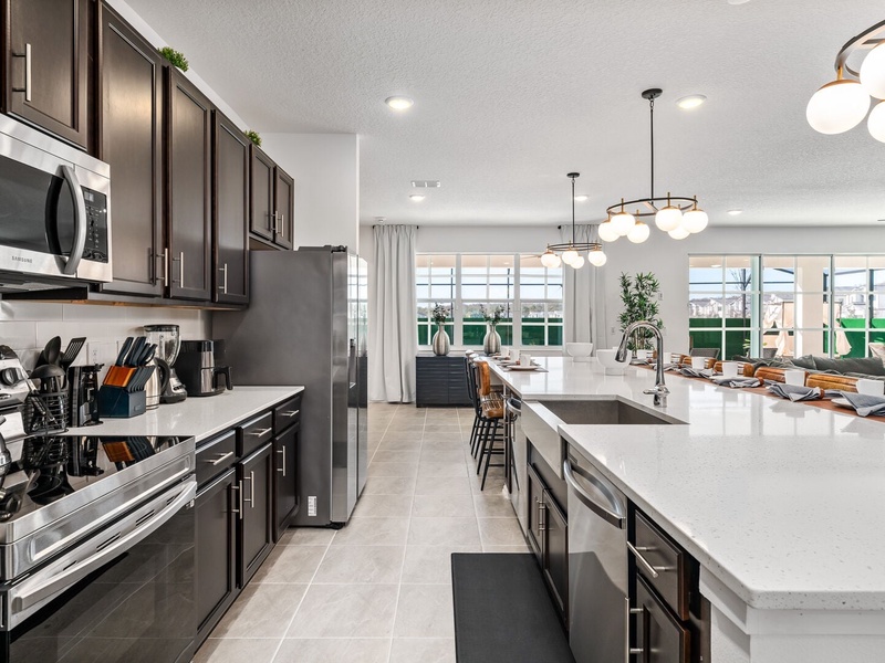 Fully-equipped kitchen with all the essential appliances you need to prepare your meals for the day.