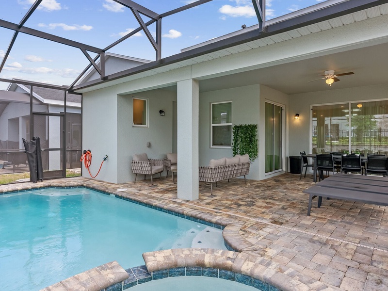Fire up the grill and enjoy a lovely BBQ outside at our al fresco dining area by the pool.