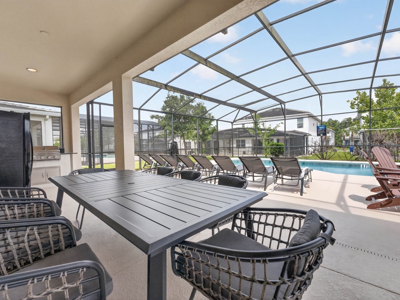 Enjoy the BBQ grill, and dine al fresco under the Florida sunshine.