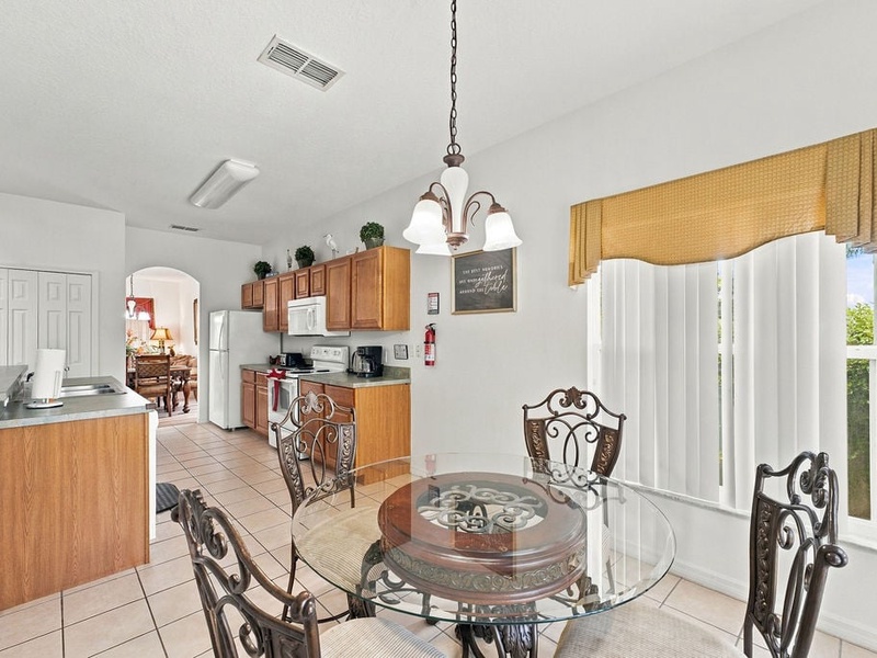 A welcoming space for breakfast before the parks or dinner after a day out.
