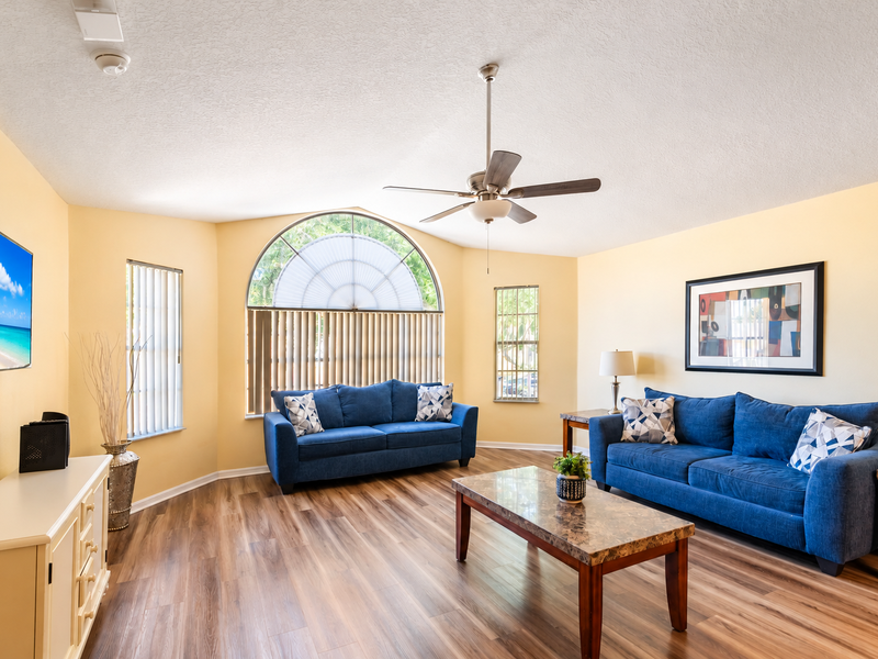 Comfortable family living room with plush seating and a welcoming atmosphere in Kissimmee.