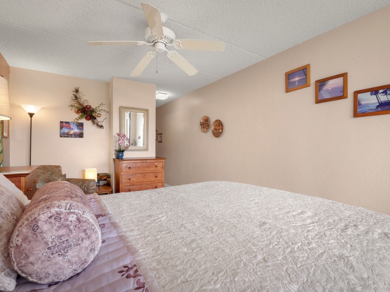 Large guest bedroom has ceiling fans and AC. Slip on to the lanai to enjoy the evening sounds of the ocean or the delights of the morning sun.
