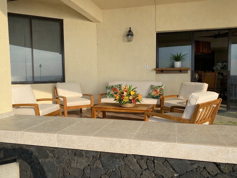 Stylish oceanfront lanai