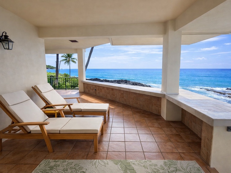 A peaceful oceanfront lanai