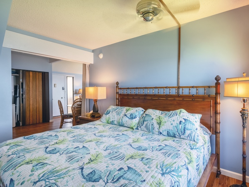 The plush queen bed will you have you waking up relaxed, refreshed, and ready to take on another day of island adventures!