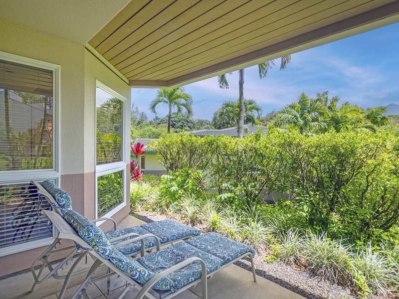 The downstairs suite's lanai, with two adjustable sun loungers and a view out to the lush mountains of Kaua'i!