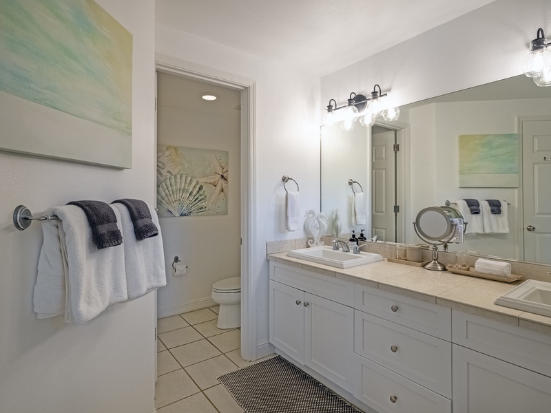 The double vanities and separate water closet mean nobody has to fight for space while getting ready! There's also plenty of counterspace for all of your toiletries