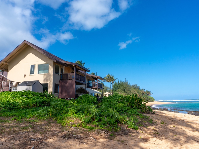 Beachfront Kauai vacation rentals at Hanalei Colony Resort