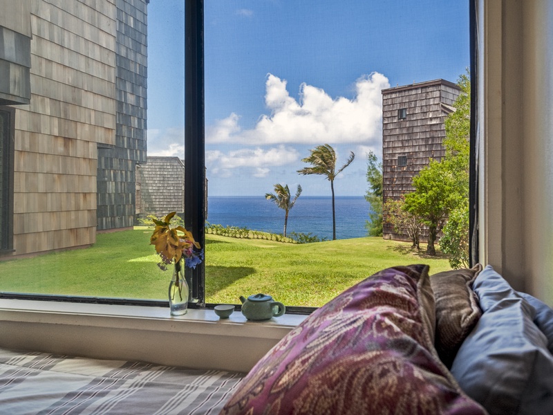 Sealodge F1 | Kauai Kahuna Vacation Rentals | window bed with oc