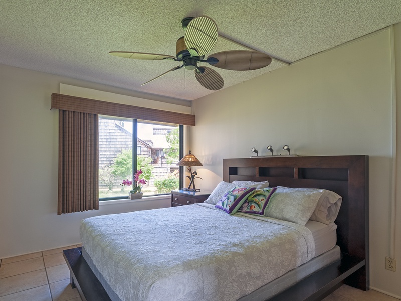 Kauai Kahuna Vacation Rentals | Sealodge F1 | bedroom with queen