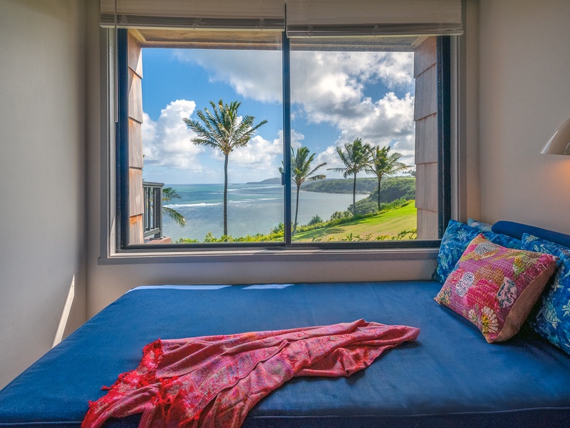 Kauai vacation rentals | oceanfront Sealodge E6 daybed