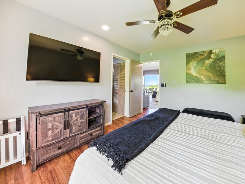 The bedroom also comes equipped with a second smartTV for fall-asleep viewing, and luggage racks to make unpacking even easier. 