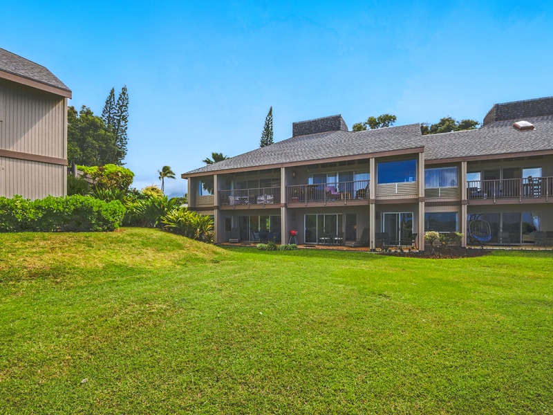 The beautifully manicured grounds of Pali Ke Kua, as well as the building where unit 131 is located. Your private, ground-level lanai leads right onto the lush grass!