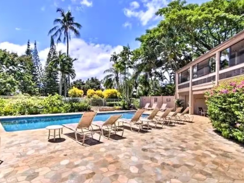 The pool and clubhouse at the Pali Ke Kua complex is beautifully maintained, has plenty of sun loungers to stretch out on, and features on site bathrooms. Not pictured is the complex hot tub on the other side of the deck area. 