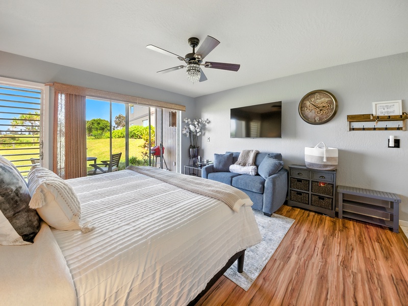 Pali Ke Kua 131 comes equipped with a smartTV, situated perfectly for fall-asleep viewing, as well as beautiful views out to the Pacific from the private lanai!