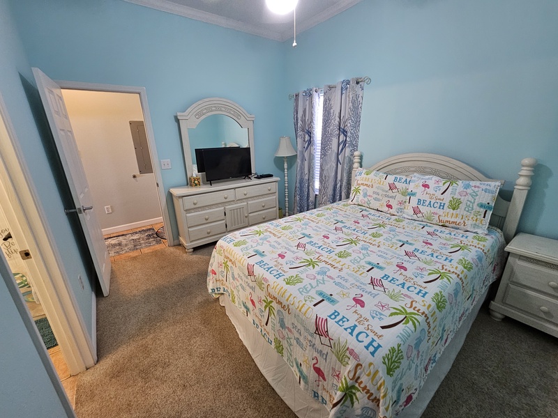 Queen bed with ensuite bath
