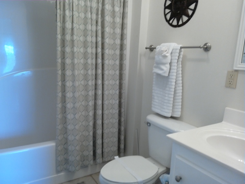 front bathroom tub & sink