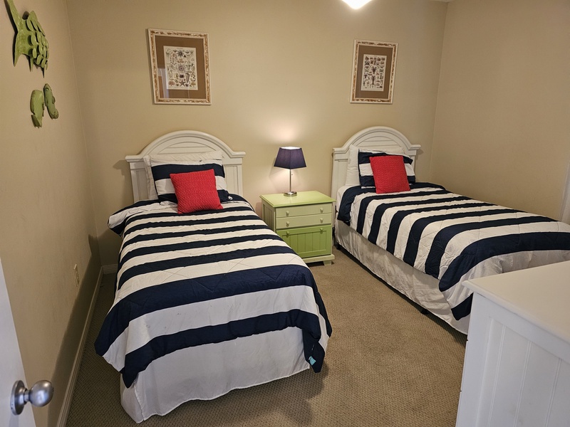 2nd bedroom with twins. 