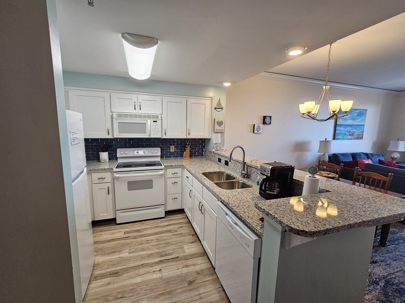 Full kitchen with beautiful granite countertops.