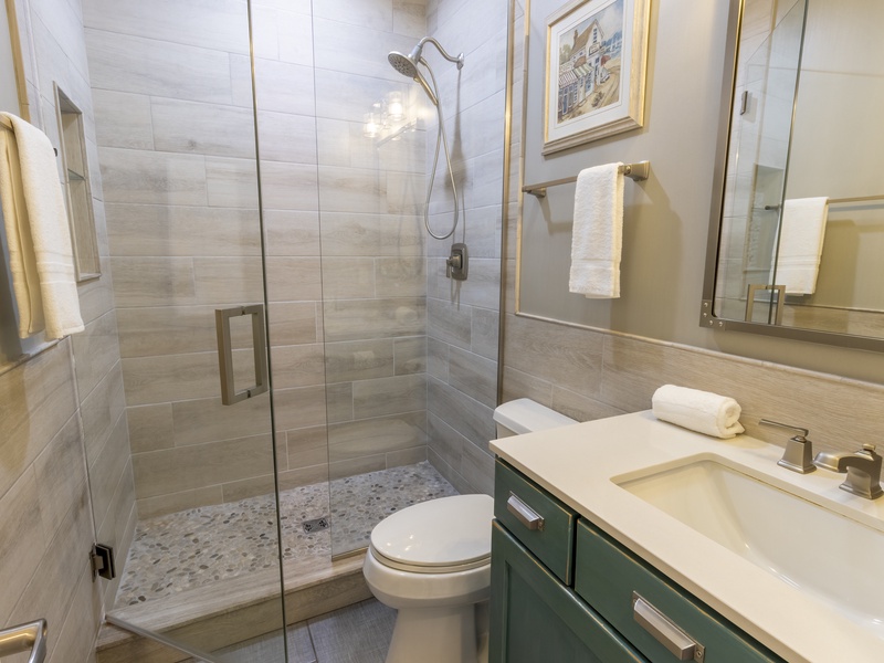 Main Level | 3/4 Hall Bath